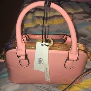 I’m selling a La Terre Fashion Handbag